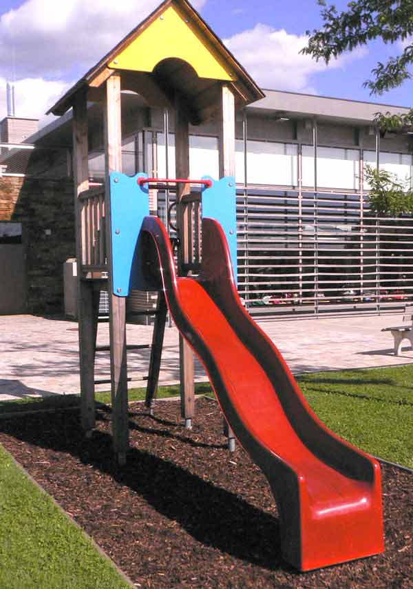 Spielturm Graz mit Dach und Seitenwände