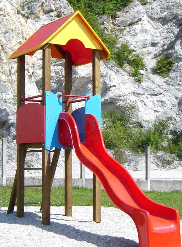 Spielturm Graz mit Dach und Seitenwände